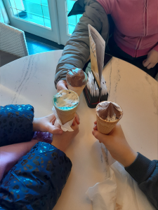 Posjet knjižnici, obilježavanje maškara i Dan ružičastih majica